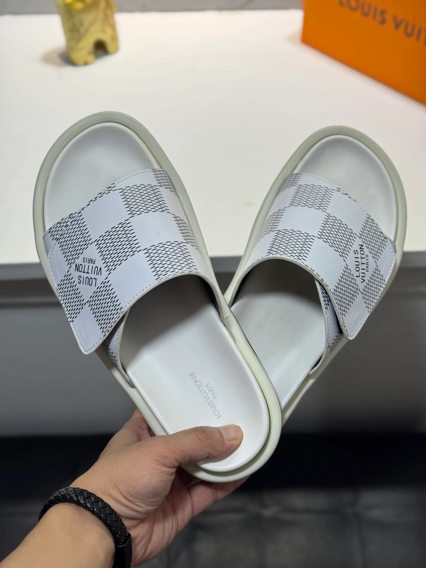 Men's Men's Shoes💰360 [New Style]🦇🦇Top Original [Louis Vuitton] Slippers for Couples👫Spring and Summer Style🎯🎯As an active family in the fashion industry ⭐ Lv takes bold innovation as its true nature ⚡Fabric and floral with hardware🔥Clean and neat ⚡Fashionable and elegant🌹Multiple colors available Size: 36-44 (45. Customized